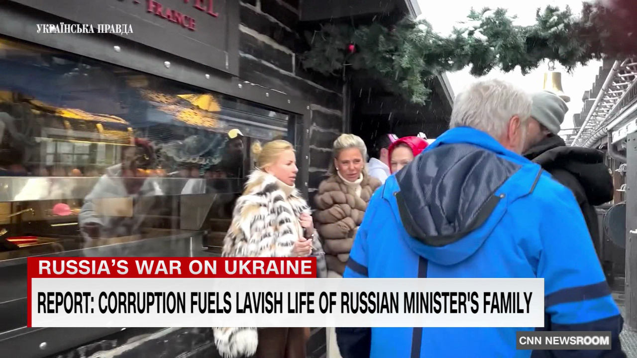 news-exp-svetlana-maniovich-timur-ivanov-fst-042501aseg2-cnni-world-00003329