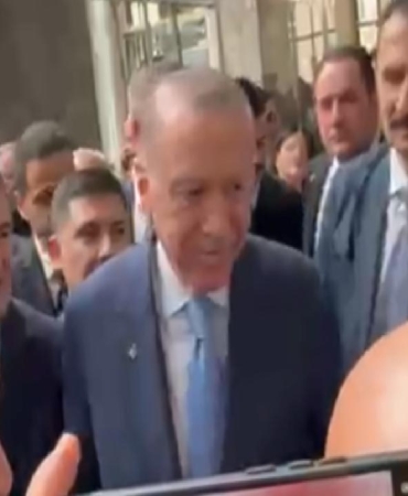 erdoganin-salonda-olan-kisiyle-ilgili-icten-sohbeti-gulumseme-ve-amidileri-kisa-anlar-ieTP2QO6.jpg